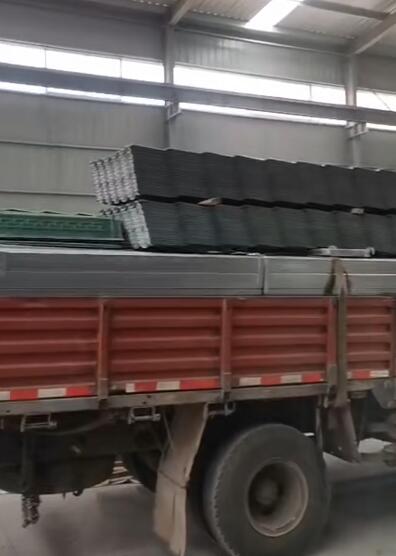 树脂瓦一车车的发货！再次恭喜绿巨人污污视频建材，甘肃树脂瓦厂家直销的魅力！